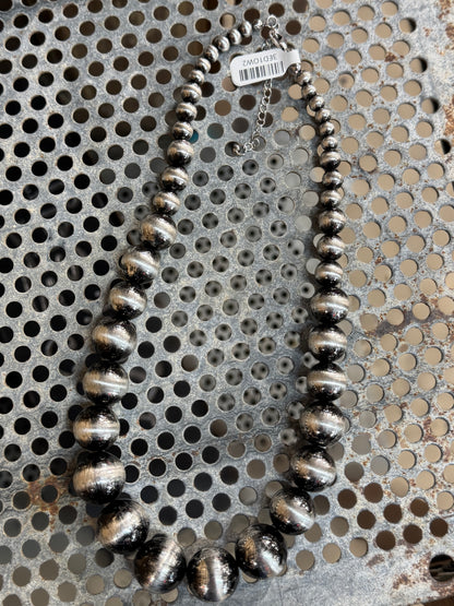 {Tex} Graduated Chunky Pearl Necklace
