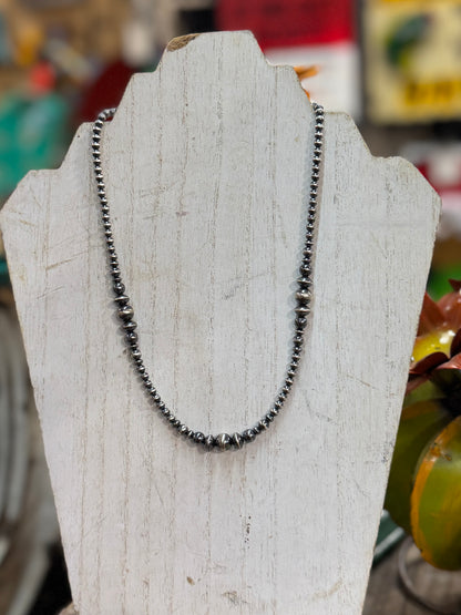 {Cacti} Graduated Silver Pearl Necklace