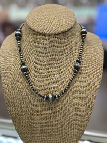 {Cowgirls} Graduated Pearls Necklace