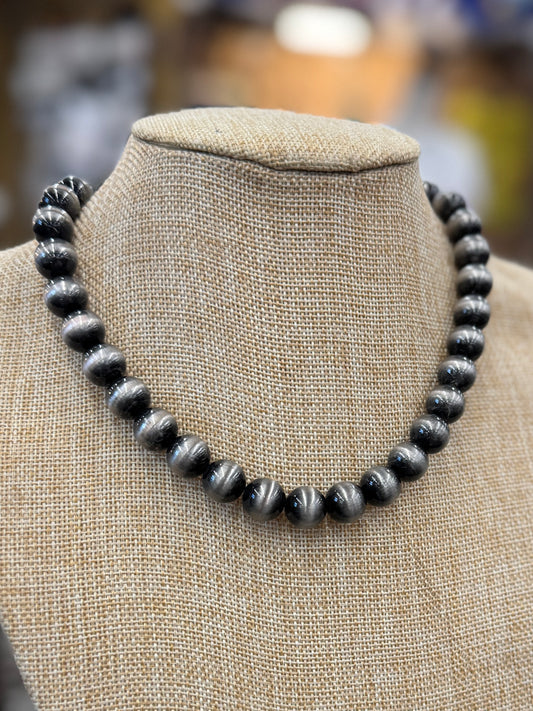{Chris} Chunky Pearl Necklace
