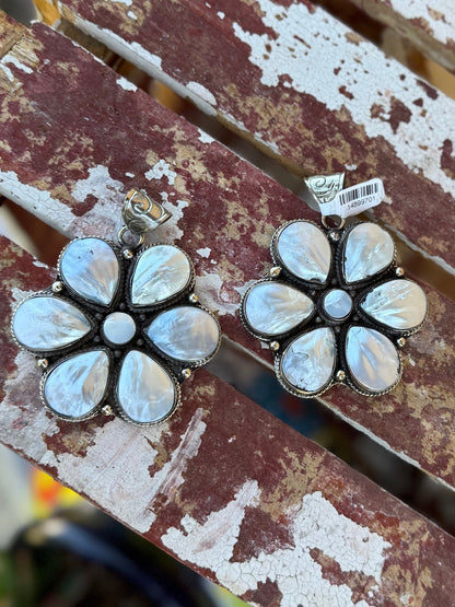 Mother Of Pearl Flower Pendent - Cowgirls & City Chics