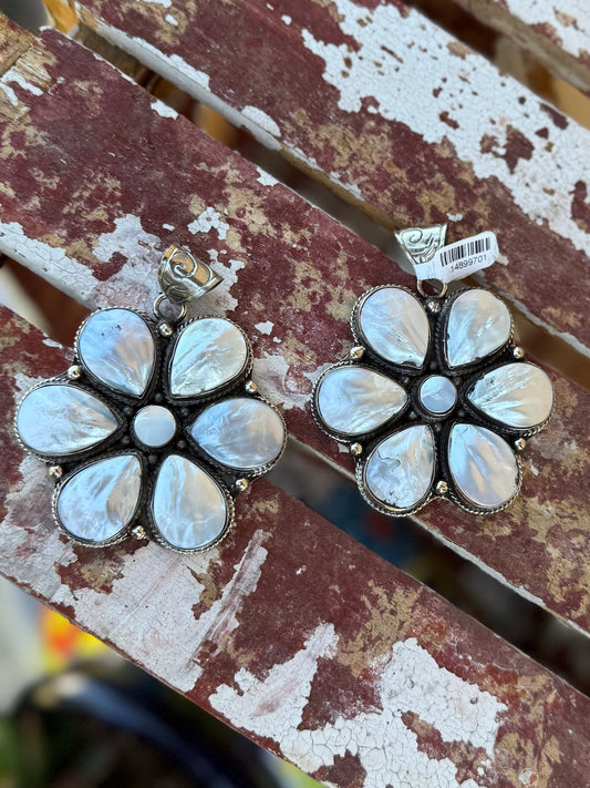 Mother Of Pearl Flower Pendent - Cowgirls & City Chics